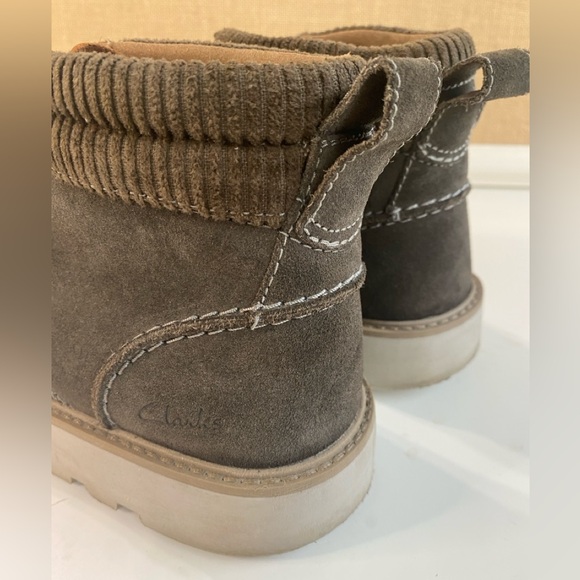 Clarks Men’s Barnes Mid Ankle Boot Dark Grey Suede Size 9.5 M Grip Sole Shoe main image 6